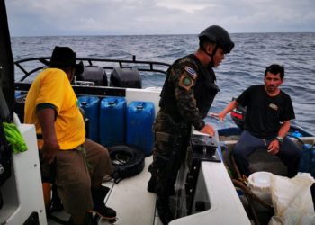 Localizan a dos pescadores perdidos frente a la costa del departamento de La Libertad