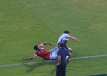 (VIDEO) Jugador de Brasil sufre una escalofriante lesión