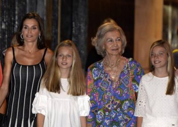 La Reina Letizia deslumbra con su ‘look’ y moreno para una noche de Ópera