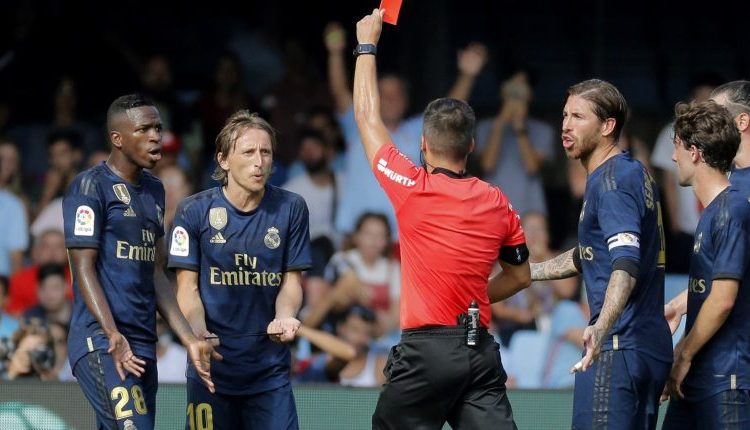 (VIDEO) Luka Modric sufre la consecuencias de la nueva regla del fútbol al ser expulsado
