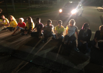 (VIDEO) Un camión embiste a manifestantes ante un centro de inmigración de EE.UU.