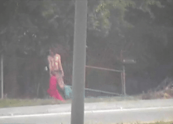 Alertaron al 911 por un hombre arrastrando a una «mujer» por la calle, pero se llevaron una sorpresa