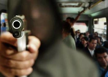 (VIDEO) Ladrones suben a microbús y solo dijeron “bueno, ya saben” y todos entregaron pertenencias