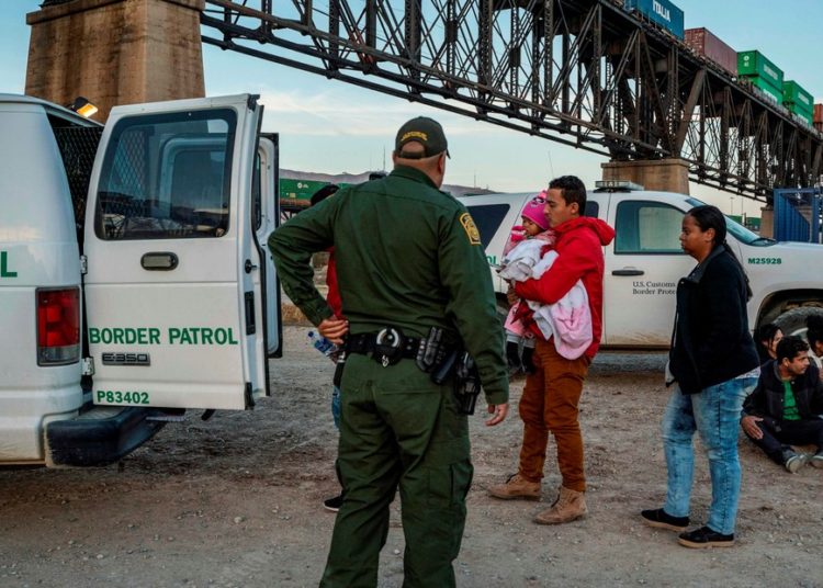 Trump desvía fondos del programa de emergencia para desastres naturales a su política migratoria