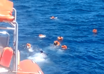 (VIDEO) Migrantes saltan al agua desde el barco Open Arms para llegar a Italia