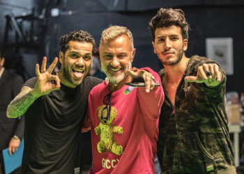 (VIDEO) Excéntrico millonario Gianluca Vacchi utiliza el trasero de modelos como timbales y se viste de mujer