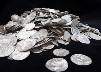 Pareja encuentra tesoro medieval valuado en más 6 millones de dólares