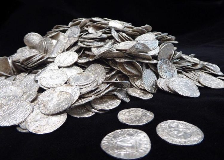 Pareja encuentra tesoro medieval valuado en más 6 millones de dólares