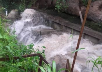 Buscan a hombre que fue succionado por alcantarilla en Izalco, Sonsonate