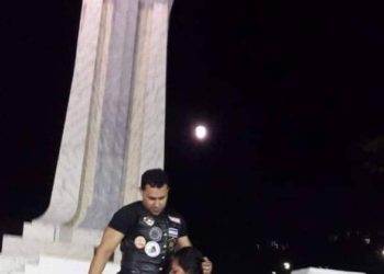 (IMAGEN) Captan a pareja de motociclistas teniendo sexo oral en plaza Salvador del Mundo