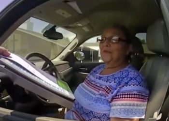 (VIDEO) Mujer golpea e insulta a un policía tras no aceptar una multa y escapar