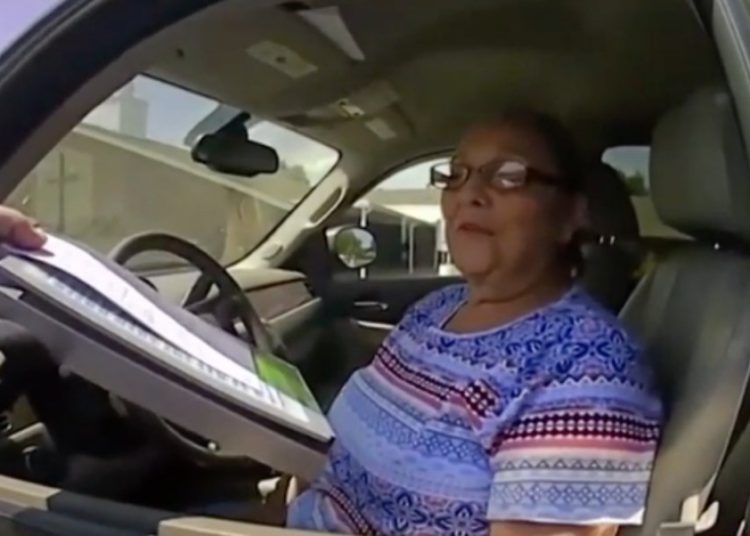 (VIDEO) Mujer golpea e insulta a un policía tras no aceptar una multa y escapar