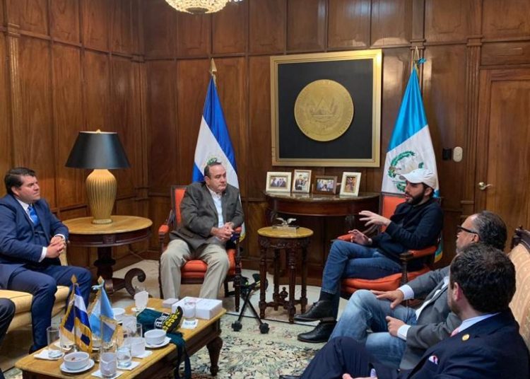 Nayib Bukele tiene primer acercamiento con presidente electo de Guatemala, Alejandro Giammattei
