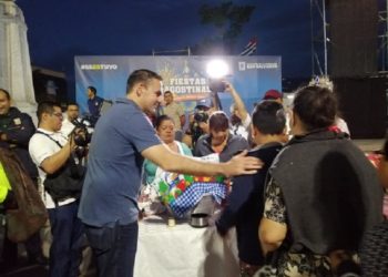 Alborada, serenata y reparto de shuco en plaza Salvador del Mundo