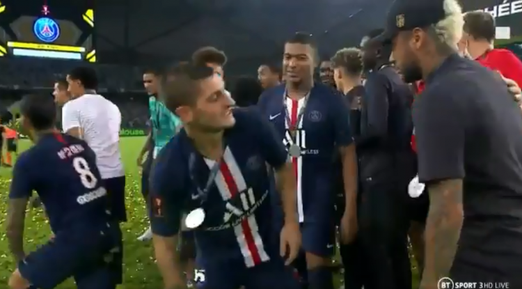 (VIDEO) ¿Mbappé sacó a Neymar de la foto de campeón?