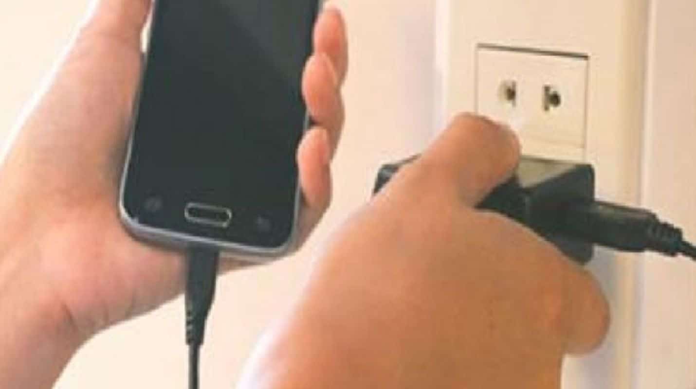 Niño muere electrocutado tras sostener un celular mientras se cargaba ...