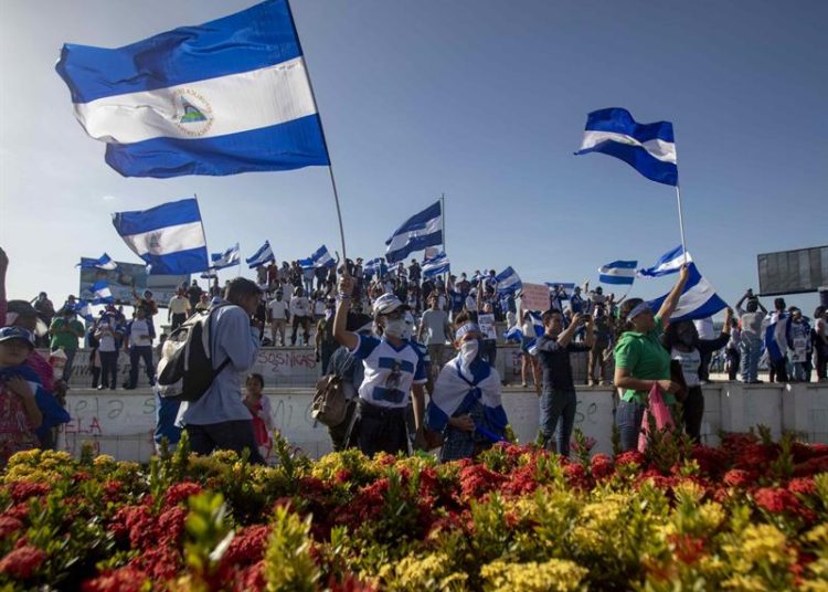 Nicaragüenses exiliados en Costa Rica marchan contra el gobierno de Daniel Ortega