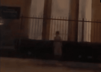 El video de niña ‘fantasma’ bailando frente a una iglesia causa terror en redes