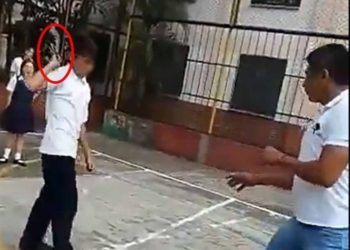 (VIDEO) Niño ataca con un cuchillo a su maestro en patio de la escuela en Colombia