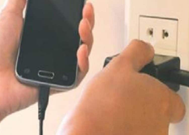 Niño muere electrocutado tras sostener un celular mientras se cargaba