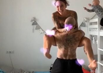 (VIDEO) Un bebé cae al vacío tratando de imitar el salto de su madre