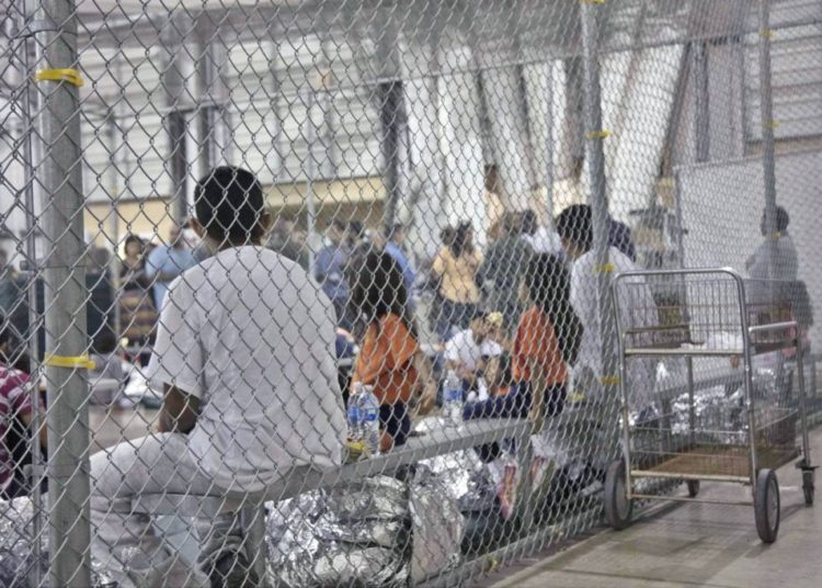 Trump enfrenta demandas de 19 estados por detención indefinida de niños migrantes