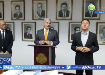 Norman Quijano firma iniciativa de reformas a ley de Enriquecimiento Ilícito