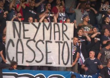 Aficionados del PSG descargan su furia con insultos y pancartas contra Neymar