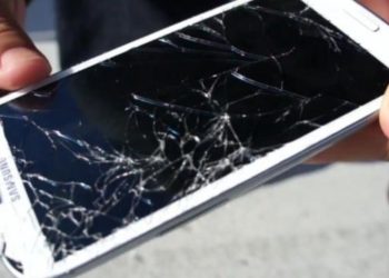 Casi le amputan el dedo por jugar con celular que tenía la pantalla quebrada