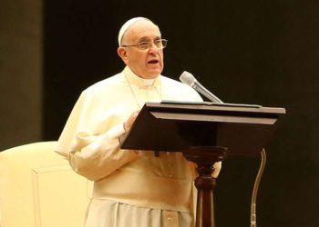 Papa Francisco dijo que «el feminismo termina siendo machismo con falda»
