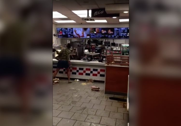 (VIDEO) Empleados del McDonald’s y una furiosa clienta protagonizan una pelea campal