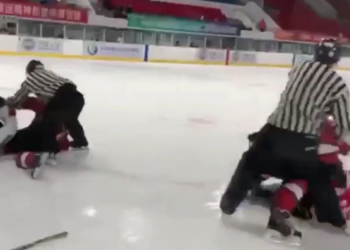 (VIDEO) Brutal pelea entre jugadores de Hong Kong y China en hockey sobre hielo