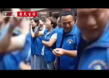 (VIDEO) Jefe obliga a empleados a comer pescado crudo y tomar sangre de pollo por mal rendimiento