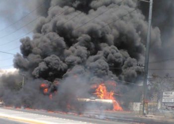 (VIDEO) Explota pipa con miles de litros de gasolina en México