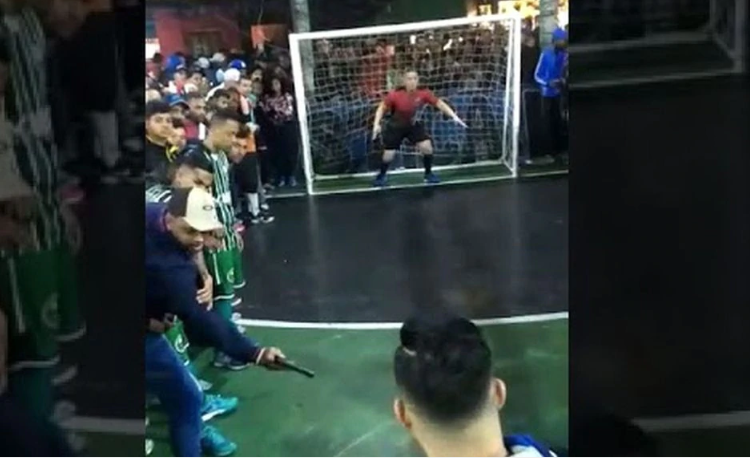 (VIDEO) Apuntan con arma a futbolista para que falle penal