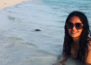 Salma Hayek sube un video disfrutando en la playa ¿desnuda?