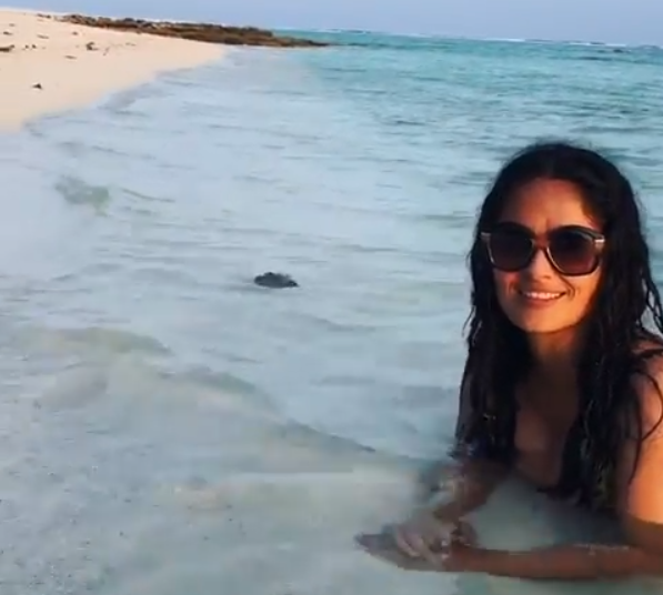 Salma Hayek sube un video disfrutando en la playa ¿desnuda?