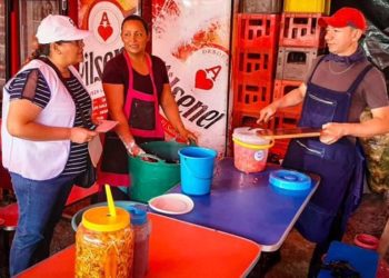 Ministerio de Salud supervisa puestos de alimentos del campo de la feria del estadio Cuscatlán