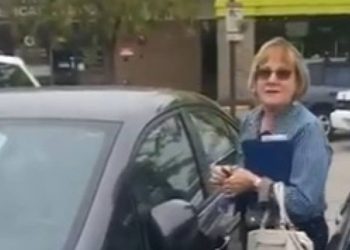 (VÍDEO) Mujer canadiense lanza insultos raciales en contra de una mujer asiática