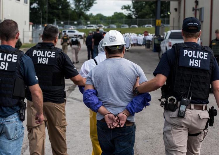 (VIDEO) La súplica de una niña al gobierno de EE.UU. luego de la detención de sus padres en Mississippi