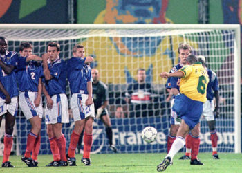 (VIDEO) Roberto Carlos repite su gol imposible y volvió a desafiar las leyes de la física