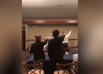 (VIDEO) Estudiantes de una secundaria de California hacen el saludo nazi