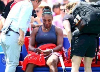 Serena Williams llora tras abandonar por un dolor en la espalda la final en Toronto