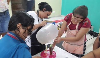 Alcaldía de San Miguel capacita a mujeres en elaboración de jabón y shampoo