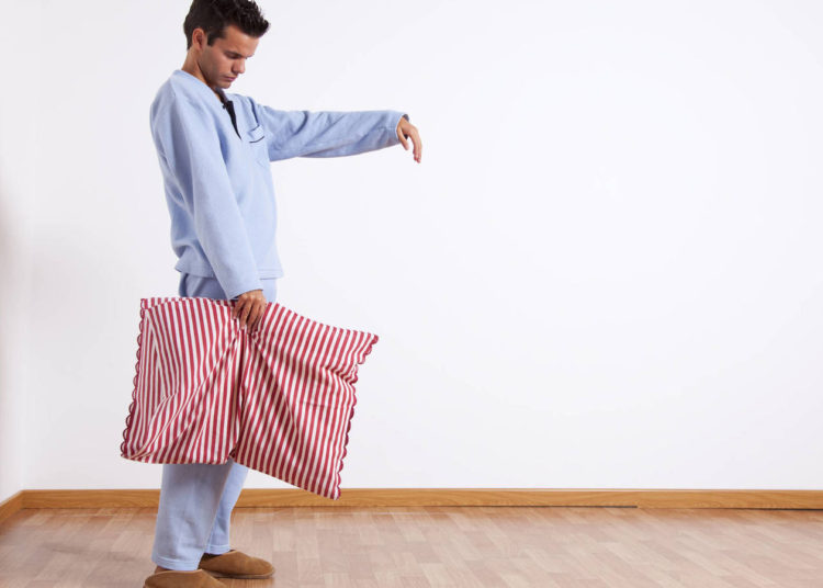 Sonámbulo ingresa al cuarto equivocado e intenta tener sexo con la novia de su amigo