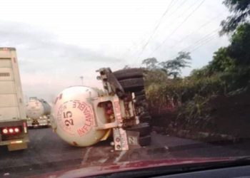 Choque entre pipa de gas propano y autobús genera grave congestionamiento en carretera a Sonsonate