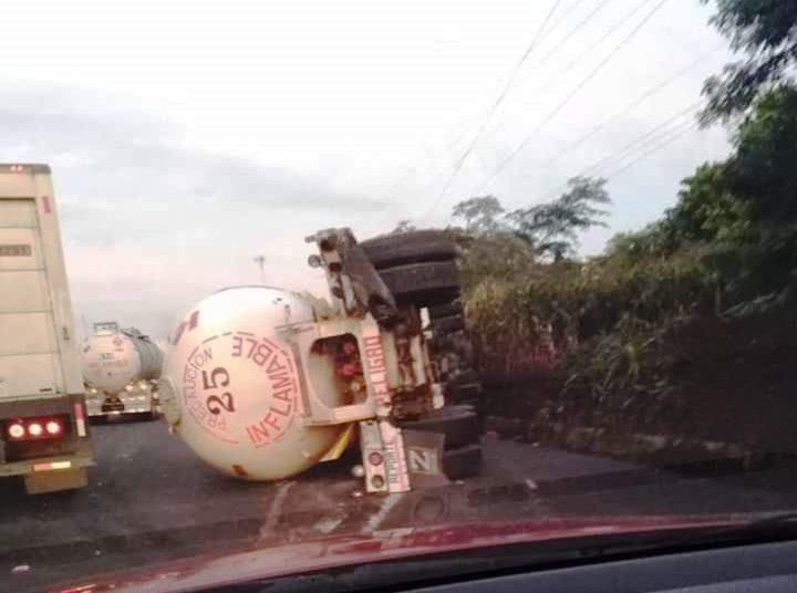 Choque entre pipa de gas propano y autobús genera grave congestionamiento en carretera a Sonsonate