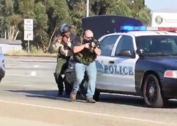 (VIDEO) Exconvicto asesina a un policía y hiere a otro durante tiroteo en carretera de California