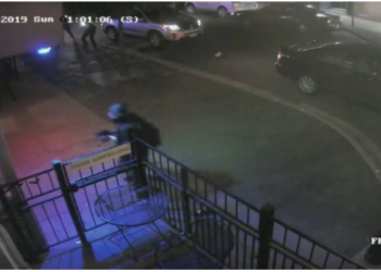 (VIDEO) Cámaras de seguridad captan momento cuando la policía mata al atacante en Ohio