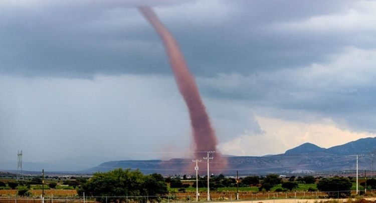 (VIDEO) Tornado provoca pánico en habitantes de una comunidad en México